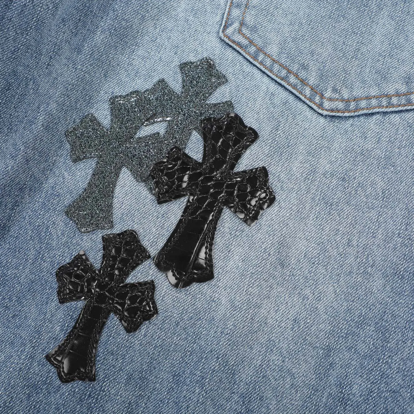 P260 Chromehearts washed blue starry sky crocodile patch leather jeans adopt starry sky theme leather elements, mostly presented in the shape of a cross, with glitter on the leather surface. Unique design, simple and elegant details, exquisite workmanship, the entire trousers are neatly routed, and the details are in place! Ceiling-level jeans, a pair that is hard to find at the counter. About Zangyin, this is an extremely luxurious fashion brand that can also be called the aristocrat of the high street. It has always been an exclusive brand for some hipsters or the rich second generation. It is more luxurious and noble than ordinary high streets. It is more fashionable and individual than luxury brands. Top heavy industry fashion design has always been created in high street luxury style. Speaking of this style, Zangyin family and GU family are definitely the leading representative brands, especially the Zangyin family's creation of high street style. It has really achieved a state-of-the-art effect. The color system of this model is made of unique washed materials. It is already quite eye-catching. It is decorated with pink patchwork cross flowers, which cleverly highlights the charm of the brand. Secondly, this model adopts a classic high-waist cutting design, which highlights the long legs and fashionable temperament of the upper body. The brand is highly recognizable and the slim-fitting configuration is more suitable for daily wear. Personality, fashion, and specification interpretation are all at a glance. Needless to say, materials and craftsmanship. As an excellent craftsman brand, Zangyin’s requirements for details and craftsmanship are really perfect. The washed color of this model has gone through a lot of processes, not to mention the embellishment of the denim appliqués. It is also purely hand-made and sewn. Just like what they believe in, only hand-made things have soul and have the meaning of wearing. A top-notch heavy-duty fashionable denim item. Recommended by both hands. Size: 28/30/32/34/36 Waist: 73/78/83/88/93 Knee: 52/53.5/55/56.5/58 Pants length: 100/102/104/106/108